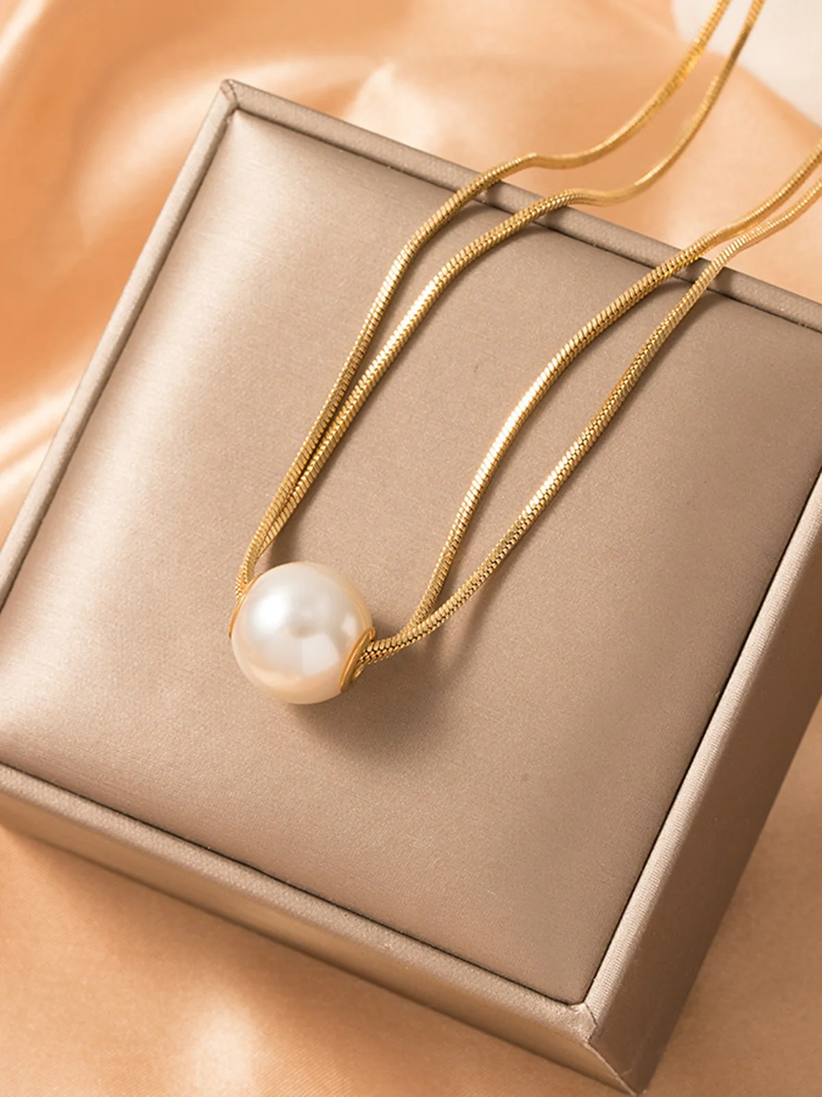 Fashionable Double-Layer Faux Pearl Necklace