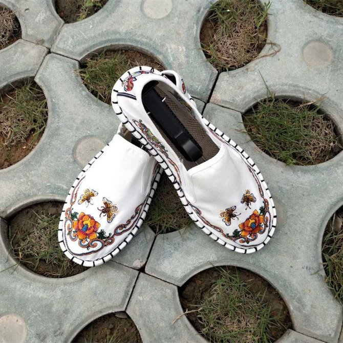 Floral Embroidered Canvas Flat Heel Non-Slip Flats